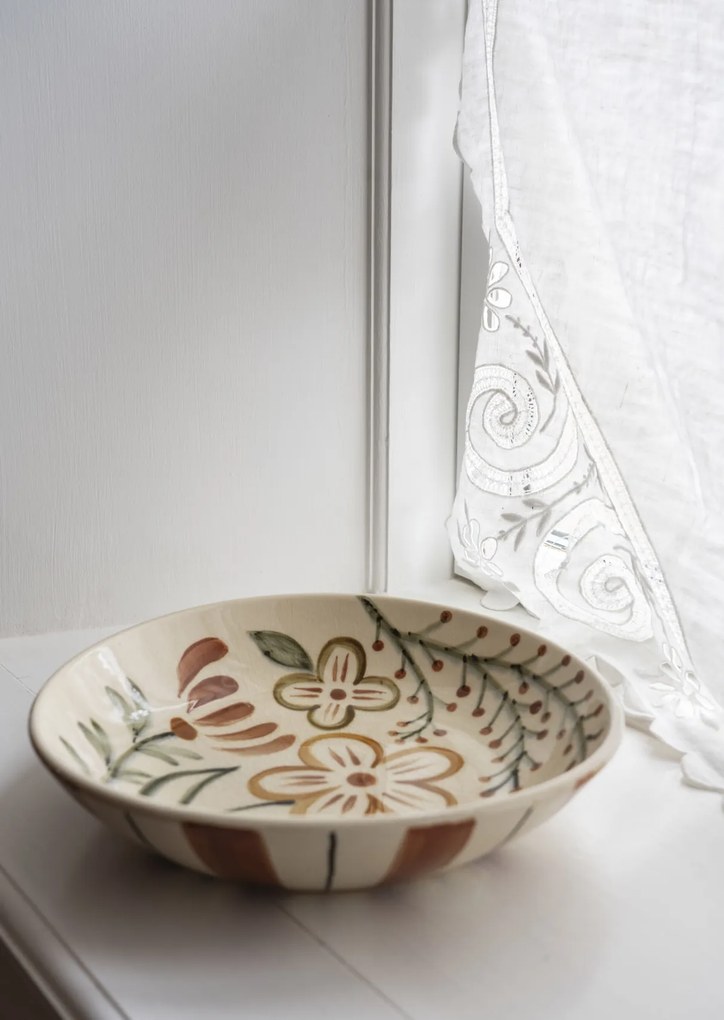 Tavă din ceramică stoneware pictată manual cu motive botanice folk, D26×H5,5 cm, „Folk Tray"