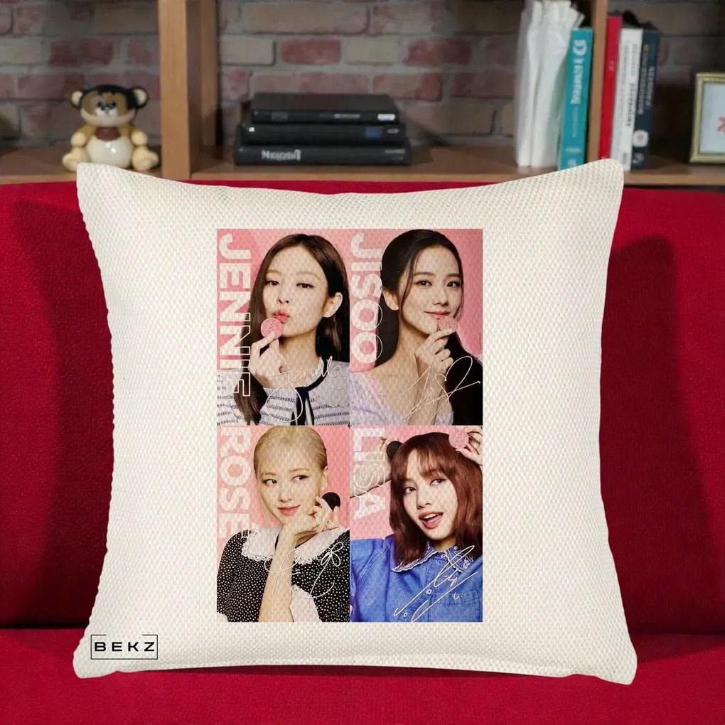 Perna Personalizata K-pop BLACKPINK Colaj 4 Portrete cu Semnature, 40x40 cm, Crem Reliefat, Husa Detasabila, Perna Inclusa, BEKZ®