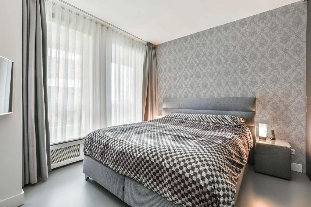 Tapet dormitor stil baroc, argintiu, model Klein