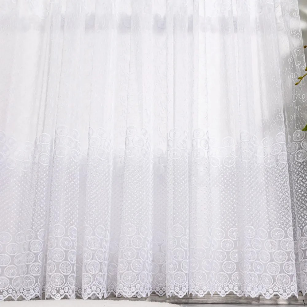 Perdea cu broderie tip banuti - 500cm x 232cm  Tiv lat pt. bara    Alb