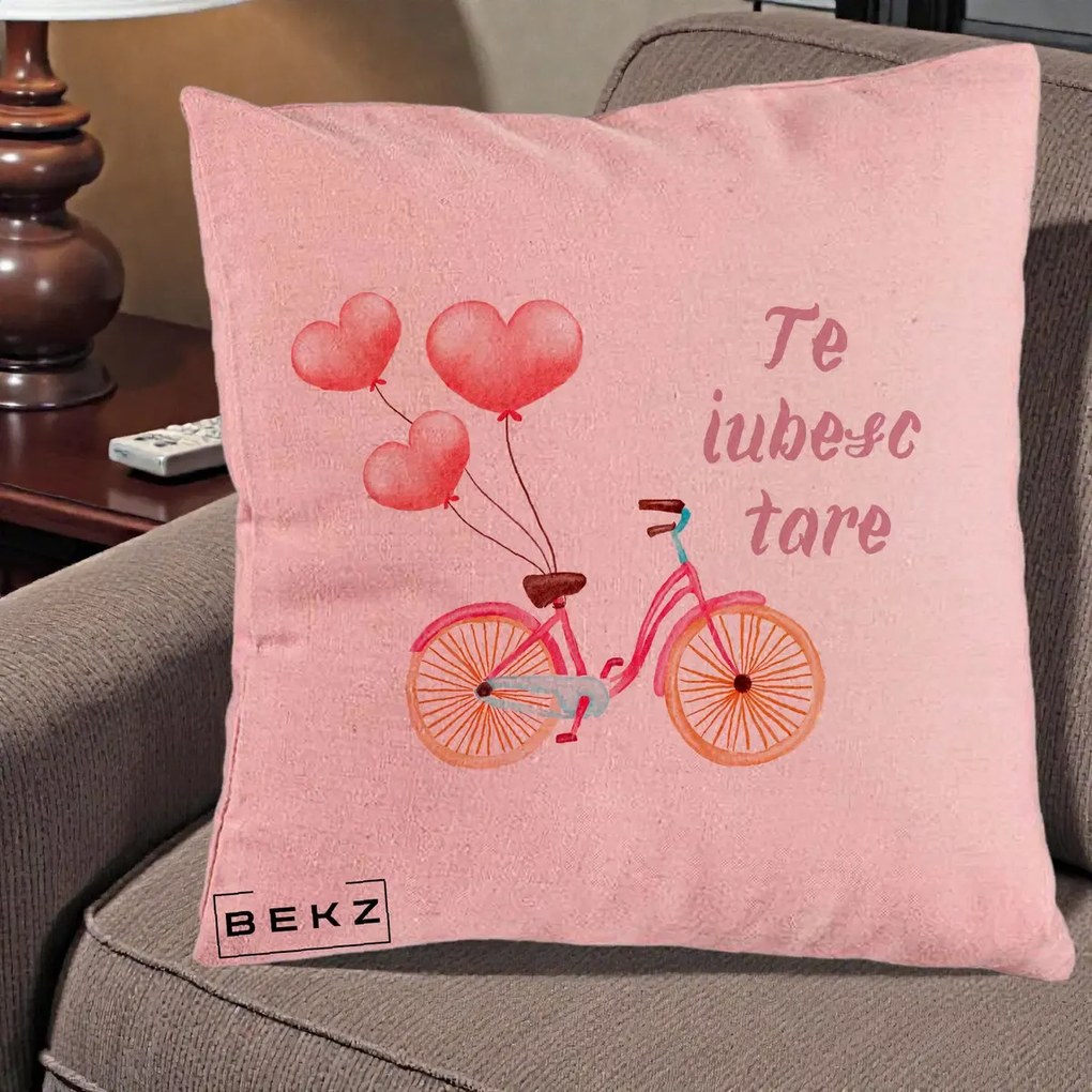 Perna Decorativa Te Iubesc Tare cu Bicicleta Roz si Baloane Inima, 40x40 cm, Roz, Husa Detasabila, Perna Inclusa, BEKZ®