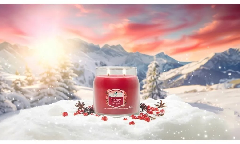 Yankee Candle lumânare parfumată Signature în pahar mediu Santa On Skis, 368 g, S