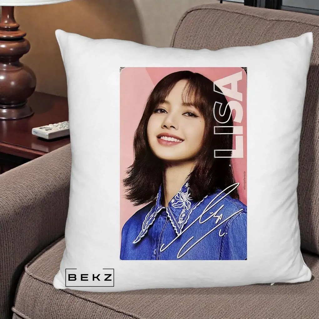Perna Personalizata K-pop BLACKPINK Lisa cu Semnatura, 40x40 cm, Alb Pufos, Husa Detasabila, Perna Inclusa, BEKZ®