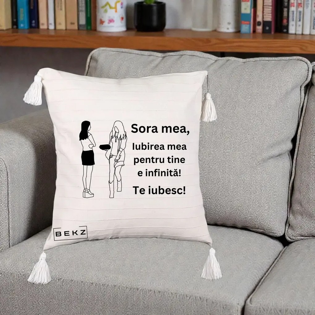 Cadou pentru Sora - Perna Personalizata Sora Mea Te Iubesc Fete Elegante cu Cadou, 40x40 cm, Bej cu Franjuri, Husa Detasabila, Perna Inclusa, BEKZ®