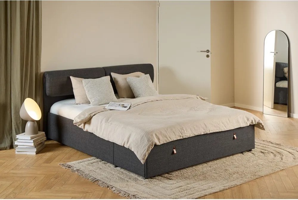 Pat matrimonial gri închis tapițat cu spațiu de depozitare cu somieră 160x200 cm Calvi – Actona