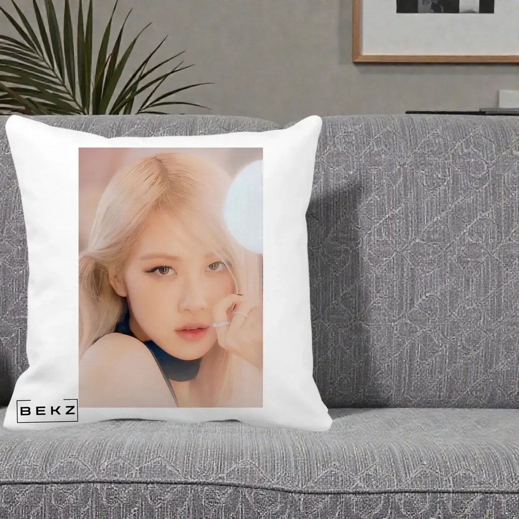 Perna Personalizata K-pop BLACKPINK Rose Blond cu Inel Roz Pastel, 40x40 cm, Alba Mata, Husa Detasabila, Perna Inclusa, BEKZ®