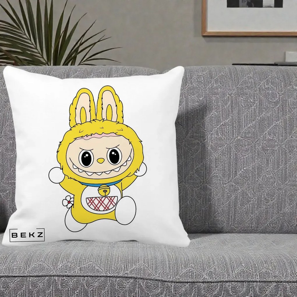 Perna Personalizata Labubu Galben Doraemon, 40x40 cm, Alba Mata, Husa Detasabila, Perna Inclusa, BEKZ®