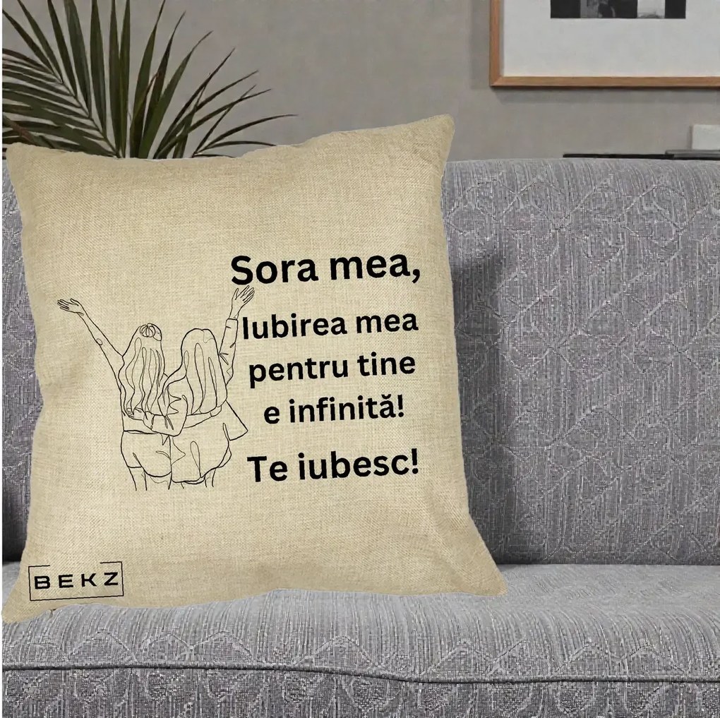 Cadou pentru Sora - Perna Personalizata Sora Mea Te Iubesc Line Art Doua Fete cu Brate Ridicate, 40x40 cm, Crem, Husa Detasabila, Perna Inclusa, BEKZ®