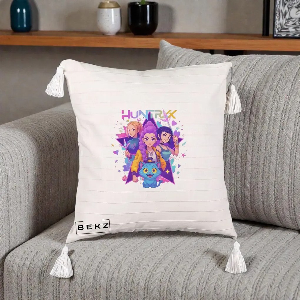 Perna Personalizata K-pop HUNTRX Trio cu Pisica Stele, 40x40 cm, Bej cu Franjuri, Husa Detasabila, Perna Inclusa, BEKZ®
