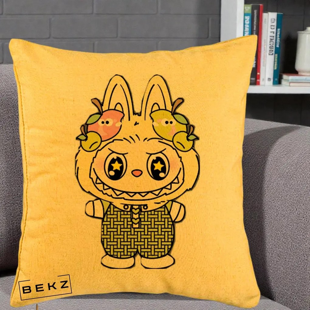 Perna Personalizata Labubu Galben cu Mere si Salopeta, 40x40 cm, Galben, Husa Detasabila, Perna Inclusa, BEKZ®