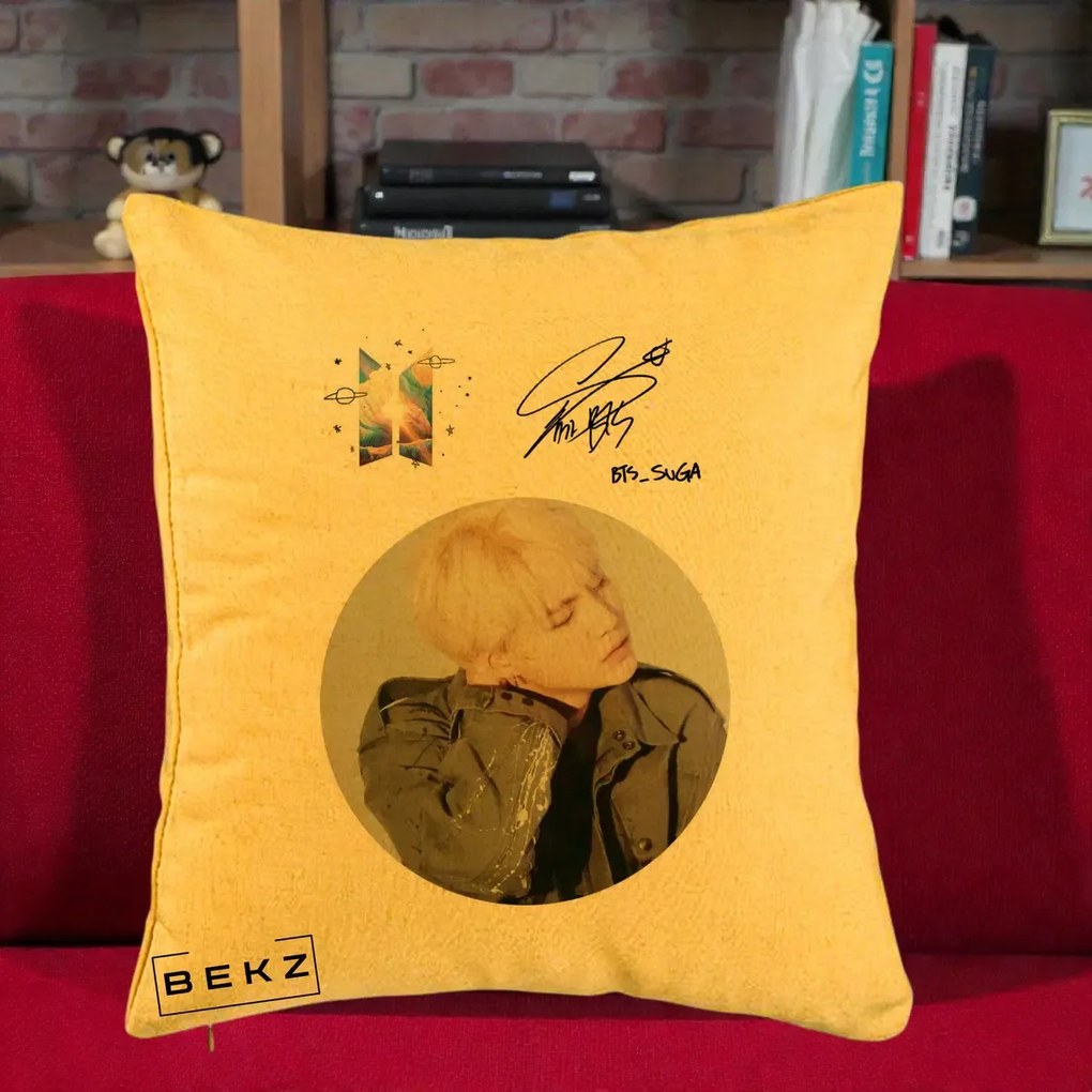 Perna Personalizata K-pop BTS Suga Portret cu Autograf, 40x40 cm, Galben, Husa Detasabila, Perna Inclusa, BEKZ®