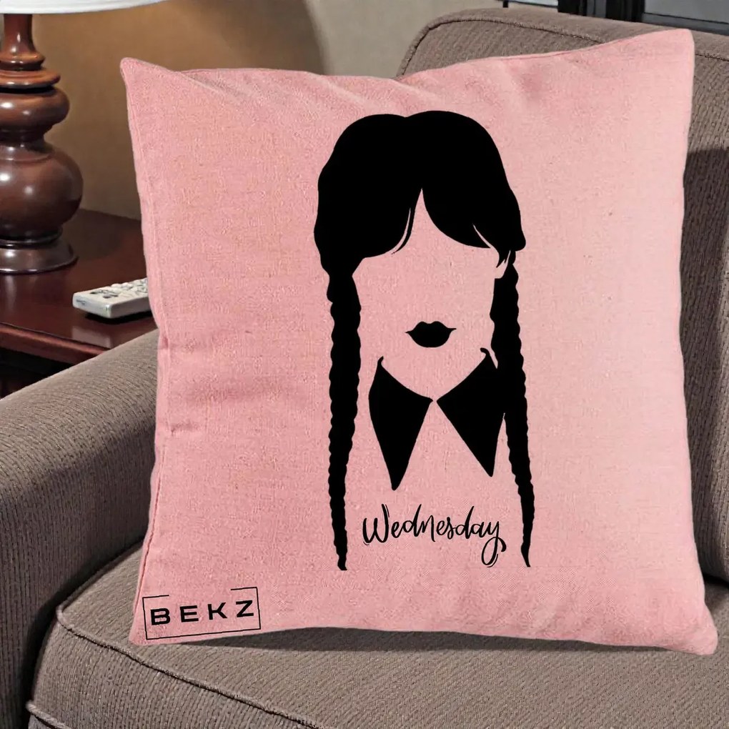 Perna Personalizata Wednesday Addams Silueta Alb-Negru, 40x40 cm, Roz, Husa Detasabila, Perna Inclusa, BEKZ®