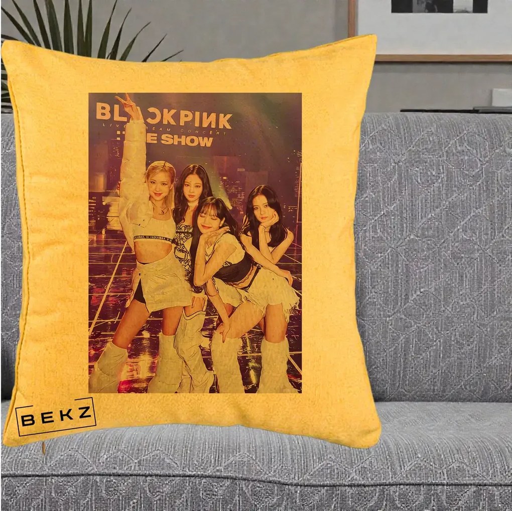 Perna Personalizata K-pop BLACKPINK The Show Concert cu 4 Membre pe Scena, 40x40 cm, Galben, Husa Detasabila, Perna Inclusa, BEKZ®