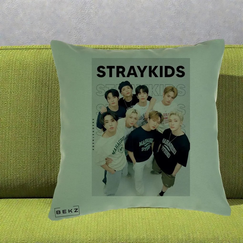 Perna Personalizata K-pop Stray Kids STRAYKIDS Alb-Negru cu Foto Grup, 40x40 cm, Verde, Husa Detasabila, Perna Inclusa, BEKZ®