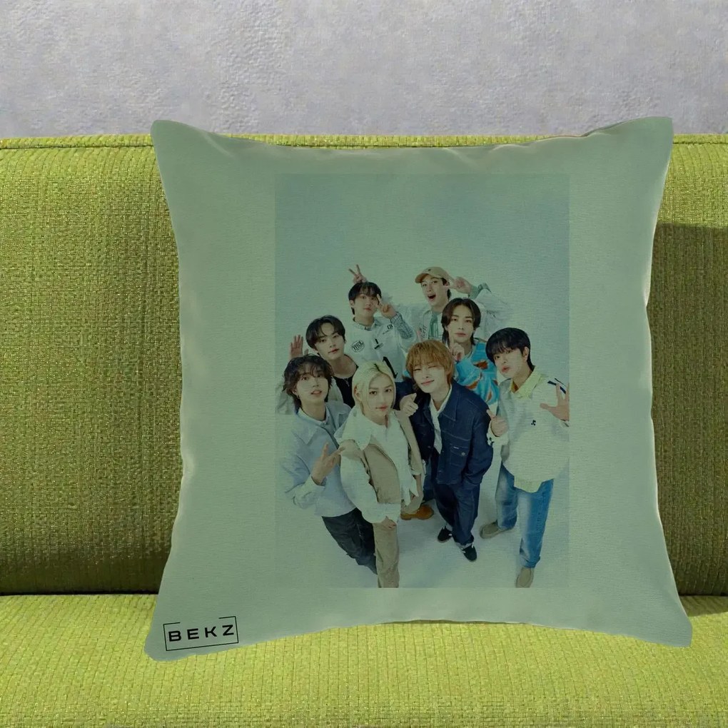 Perna Personalizata K-pop Stray Kids Foto Grup Alb cu 8 Membrii de Sus, 40x40 cm, Verde, Husa Detasabila, Perna Inclusa, BEKZ®