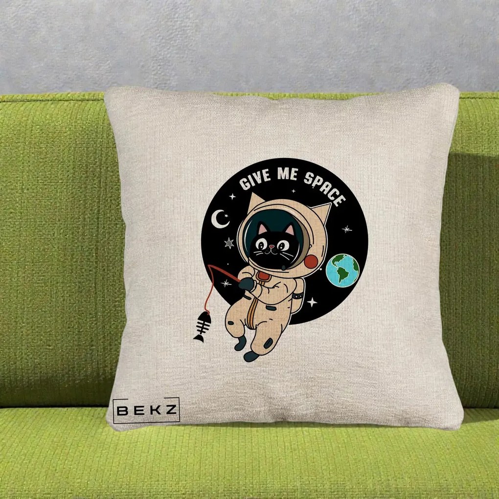 Perna Decorativa Give Me Space Pisica Astronaut, 40x40 cm, Bej Canapea, Husa Detasabila, Perna Inclusa, BEKZ®