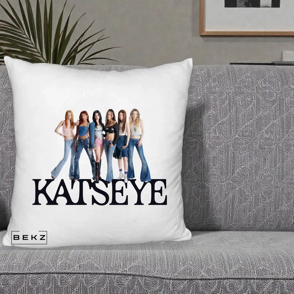 Perna Personalizata K-pop KATSEYE Foto Grup Blugi, 40x40 cm, Alb Pufos, Husa Detasabila, Perna Inclusa, BEKZ®