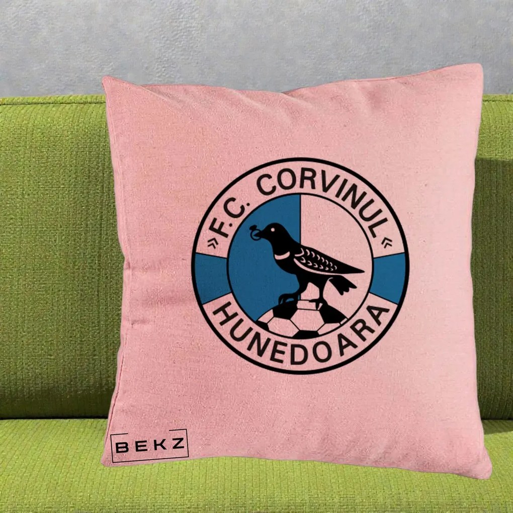 Perna Personalizata FC Corvinul Hunedoara Fotbal, 40x40 cm, Roz, Husa Detasabila, Perna Inclusa, BEKZ®