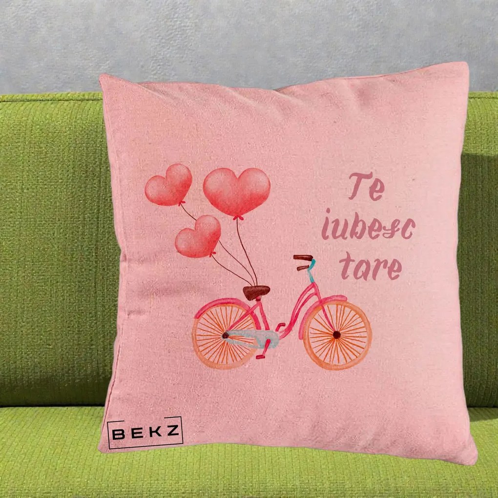 Perna Decorativa Te Iubesc Tare cu Bicicleta Roz si Baloane Inima, 40x40 cm, Roz, Husa Detasabila, Perna Inclusa, BEKZ®
