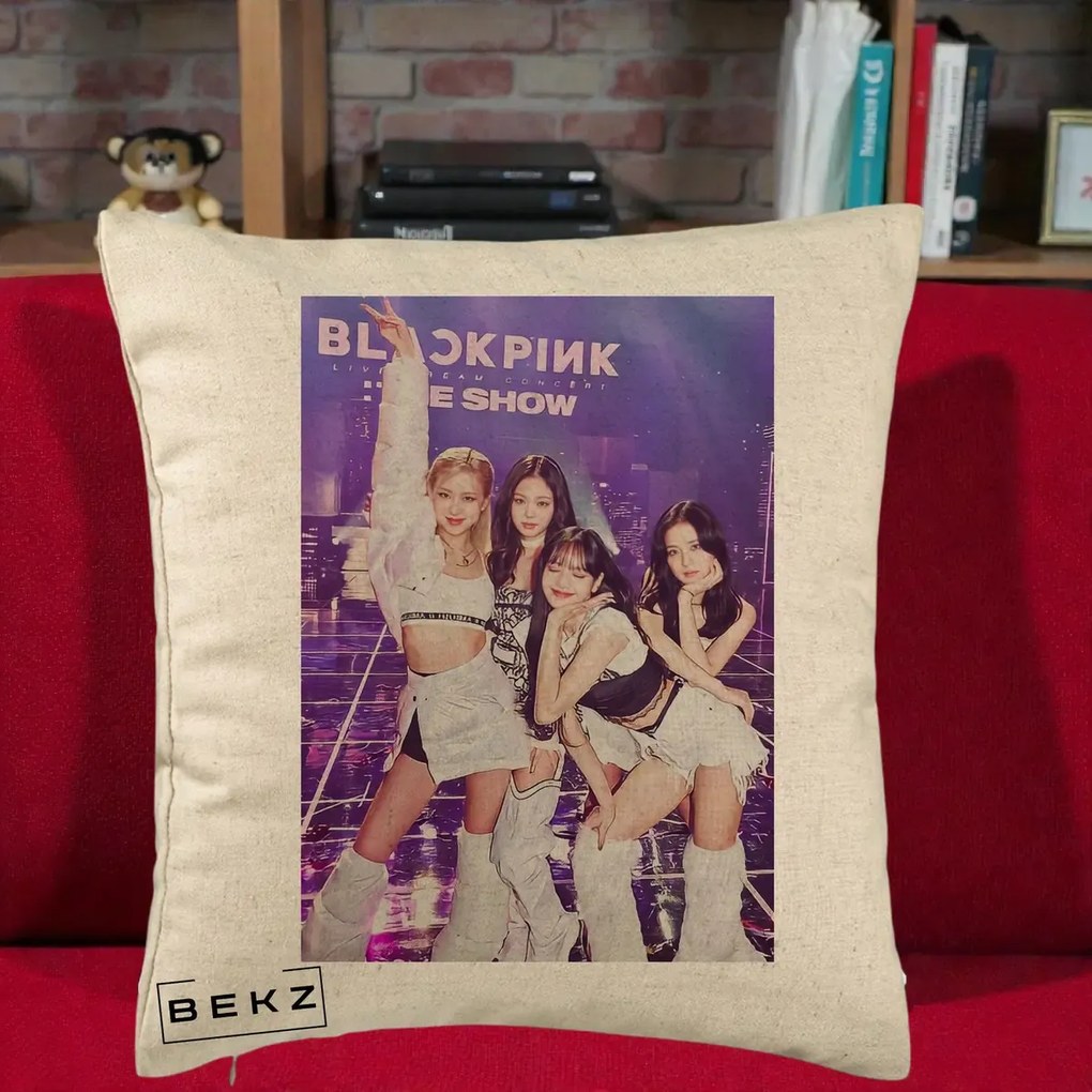 Perna Personalizata K-pop BLACKPINK The Show Concert cu 4 Membre pe Scena, 40x40 cm, Bej, Husa Detasabila, Perna Inclusa, BEKZ®