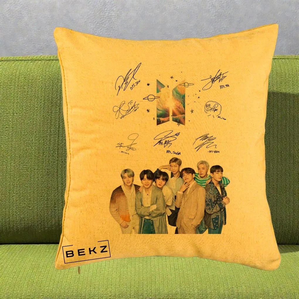 Perna Personalizata K-pop BTS Autografe Toti Membrii Fotografie, 40x40 cm, Galben, Husa Detasabila, Perna Inclusa, BEKZ®