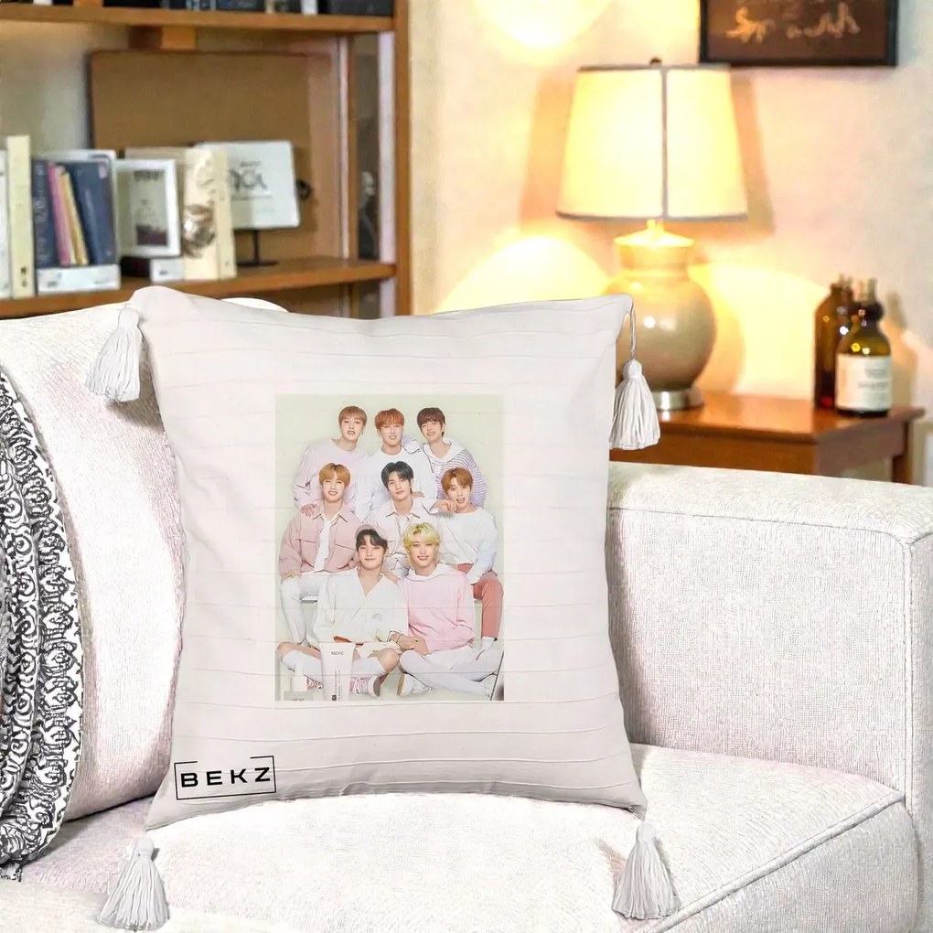 Perna Personalizata K-pop Stray Kids Foto Grup Pastel Roz-Alb cu 8 Membrii, 40x40 cm, Bej cu Franjuri, Husa Detasabila, Perna Inclusa, BEKZ®