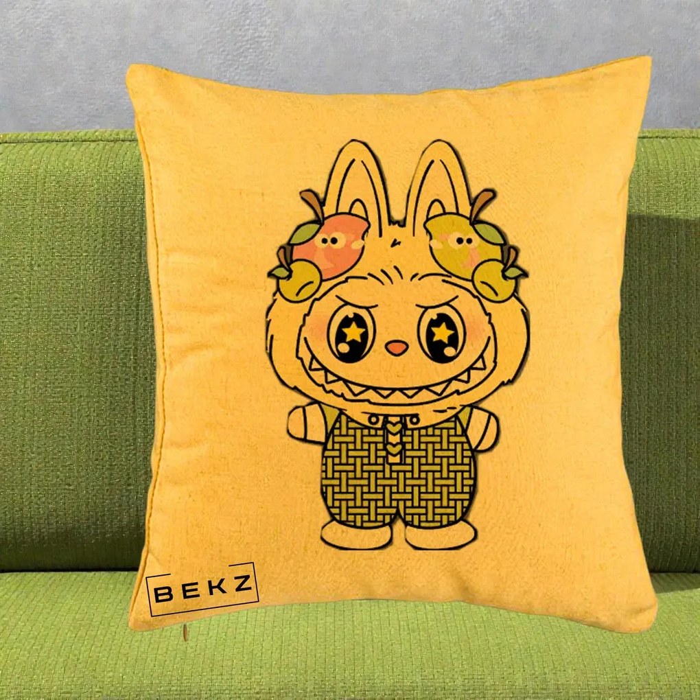 Perna Personalizata Labubu Galben cu Mere si Salopeta, 40x40 cm, Galben, Husa Detasabila, Perna Inclusa, BEKZ®