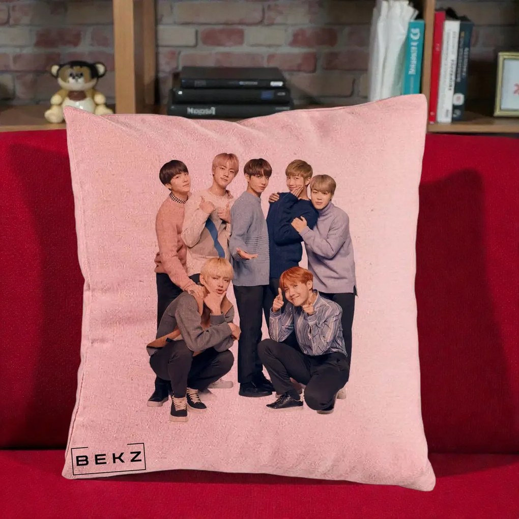 Perna Personalizata K-pop BTS Foto Grup In Picioare Tricoturi, 40x40 cm, Roz, Husa Detasabila, Perna Inclusa, BEKZ®