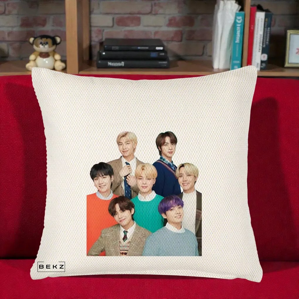 Perna Personalizata K-pop BTS Fotografie Grup Tinute Elegante, 40x40 cm, Crem Reliefat, Husa Detasabila, Perna Inclusa, BEKZ®