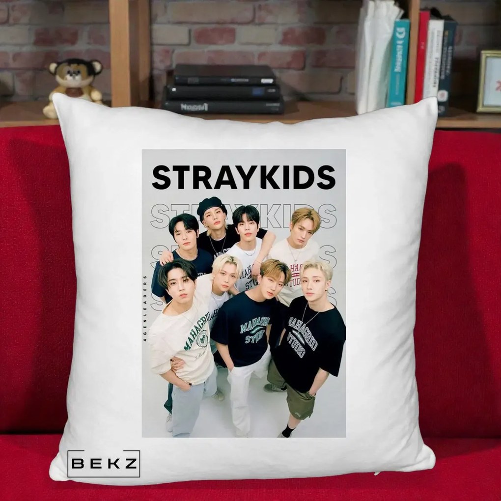 Perna Personalizata K-pop Stray Kids STRAYKIDS Alb-Negru cu Foto Grup, 40x40 cm, Alb Pufos, Husa Detasabila, Perna Inclusa, BEKZ®