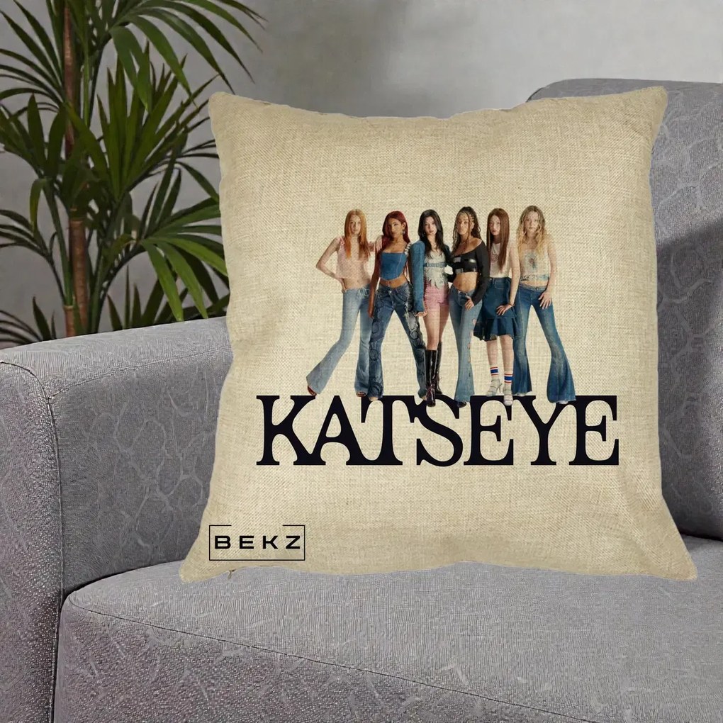 Perna Personalizata K-pop KATSEYE Foto Grup Blugi, 40x40 cm, Crem, Husa Detasabila, Perna Inclusa, BEKZ®