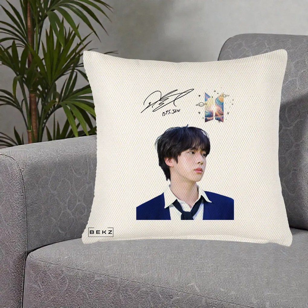 Perna Personalizata K-pop BTS Jin Portret Tinuta Albastra Autograf, 40x40 cm, Crem Reliefat, Husa Detasabila, Perna Inclusa, BEKZ®