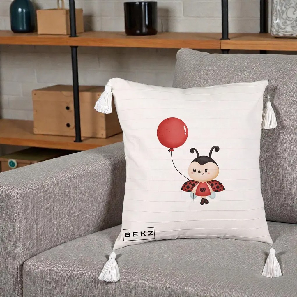 Perna Decorativa Buburuza cu Balon Rosu, 40x40 cm, Bej cu Franjuri, Husa Detasabila, Perna Inclusa, BEKZ®
