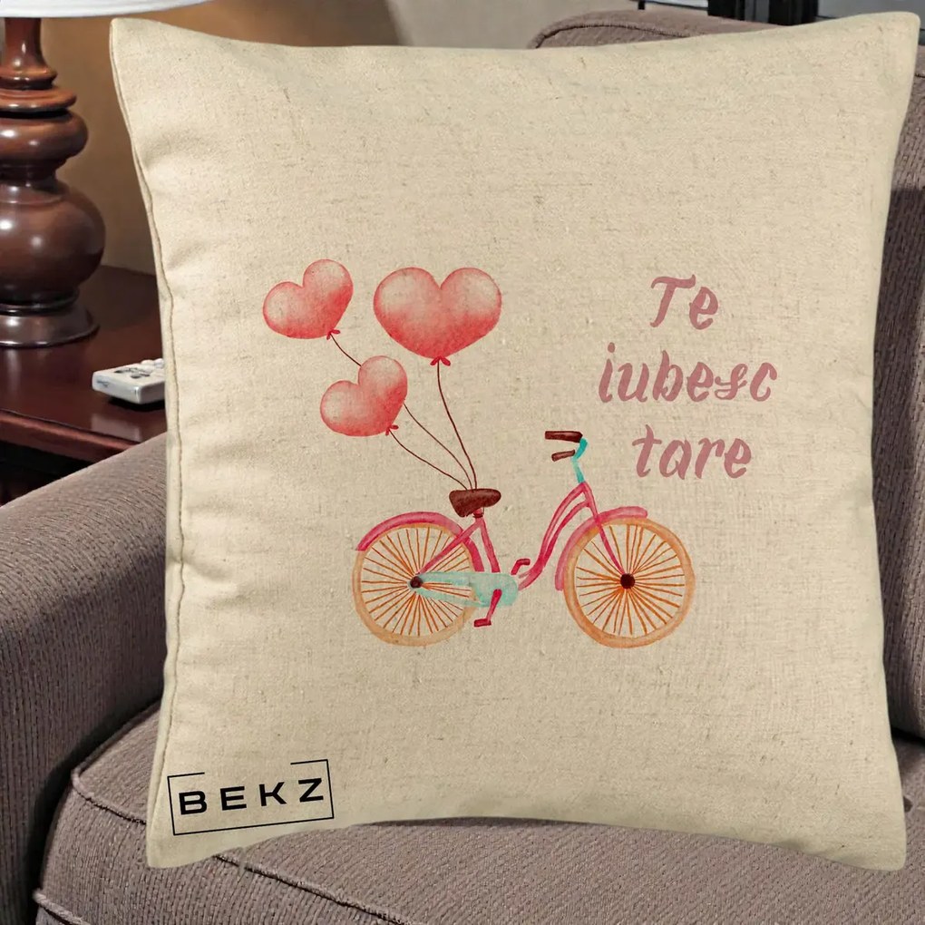 Perna Decorativa Te Iubesc Tare cu Bicicleta Roz si Baloane Inima, 40x40 cm, Bej, Husa Detasabila, Perna Inclusa, BEKZ®