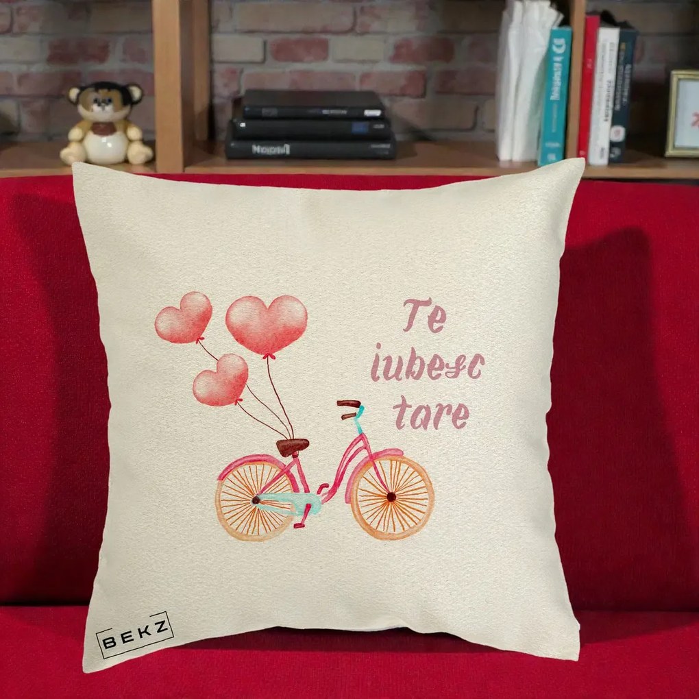 Perna Decorativa Te Iubesc Tare cu Bicicleta Roz si Baloane Inima, 40x40 cm, Ecru, Husa Detasabila, Perna Inclusa, BEKZ®
