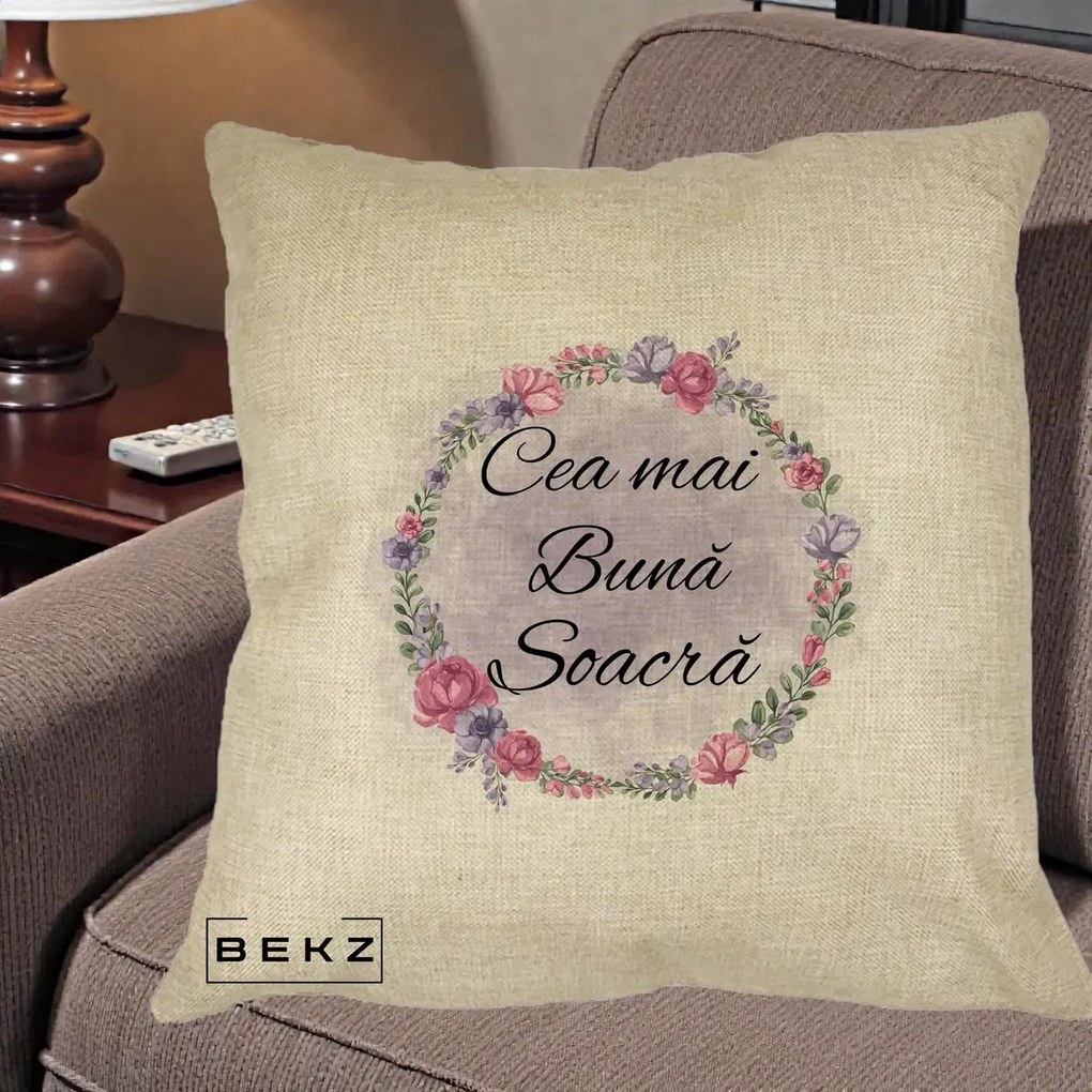 Cadou pentru Soacra - Perna Personalizata Cea mai Buna Soacra cu Coronita Flori Roz si Mov, 40x40 cm, Crem, Husa Detasabila, Perna Inclusa, BEKZ®