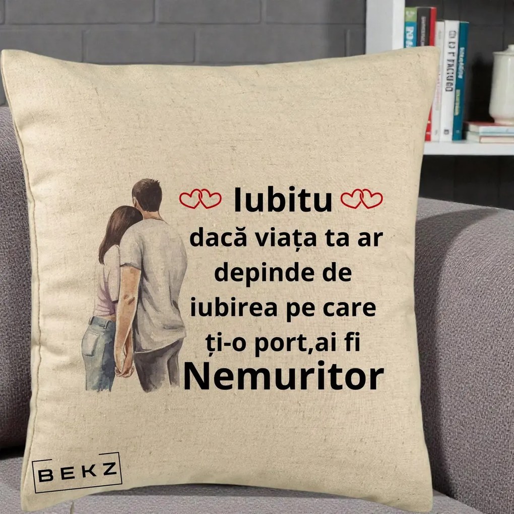 Cadou pentru Iubita - Perna Personalizata Iubitu Nemuritor cu Cuplu Acuarela si Inimi Rosii, 40x40 cm, Bej, Husa Detasabila, Perna Inclusa, BEKZ®