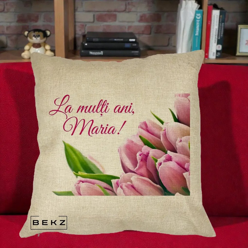 Cadou de Onomastica - Perna Personalizata La Multi Ani Maria Lalele, 40x40 cm, Crem, Husa Detasabila, Perna Inclusa, BEKZ®