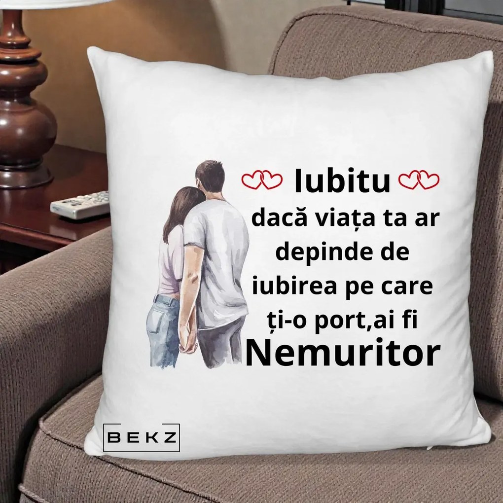 Cadou pentru Iubita - Perna Personalizata Iubitu Nemuritor cu Cuplu Acuarela si Inimi Rosii, 40x40 cm, Alb Pufos, Husa Detasabila, Perna Inclusa, BEKZ®