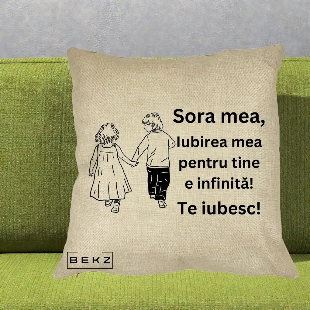 Cadou pentru Sora - Perna Personalizata Sora Mea Te Iubesc Copii Tinand Maini din Spate, 40x40 cm, Crem, Husa Detasabila, Perna Inclusa, BEKZ®