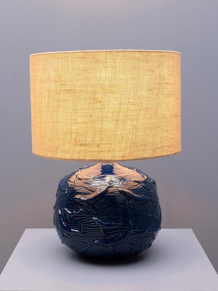 Lampă de masă din iută naturală, cu structură din ceramică albastră, finisaj lucios, 51×38 cm, „Azula"