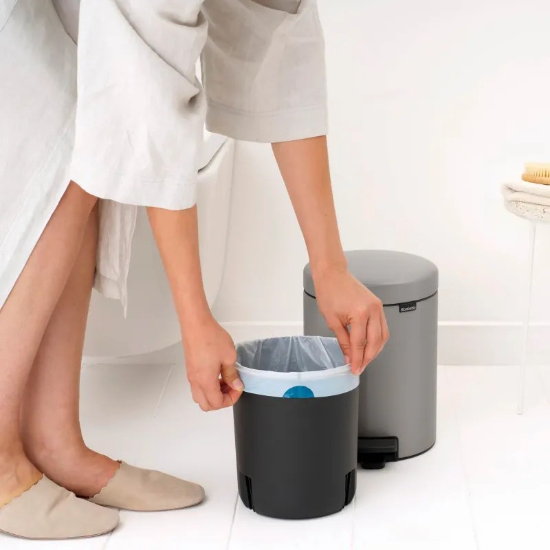 Cos de gunoi cu pedală Brabantia NewIcon 1010434, 5 L, Inchidere usoara, Baza antiderapanta, Gri deschis