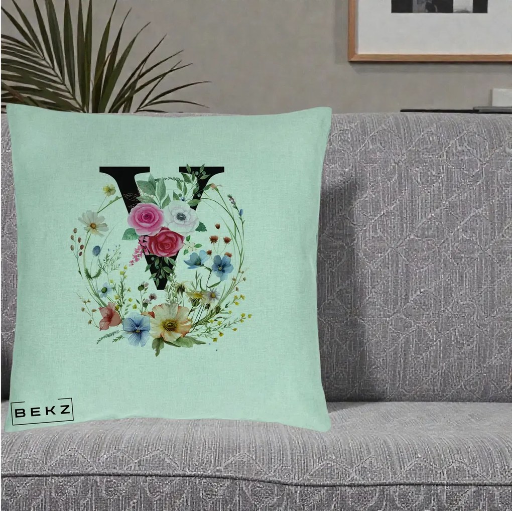 Cadou Personalizat - Perna Personalizata Monograma Florala Litera V cu Coroana, 40x40 cm, Verde Menta, Husa Detasabila, Perna Inclusa, BEKZ®