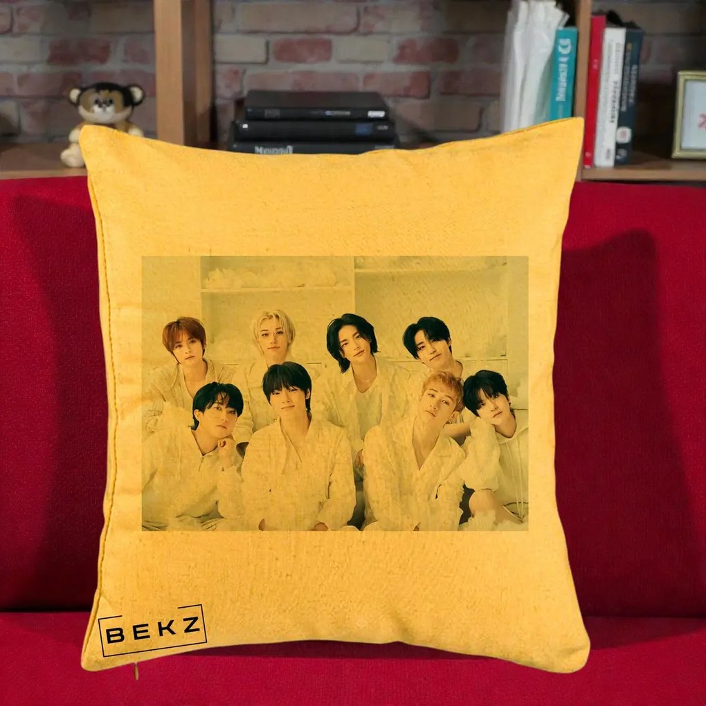 Perna Personalizata K-pop Stray Kids Foto Grup Alb All-White cu 8 Membrii, 40x40 cm, Galben, Husa Detasabila, Perna Inclusa, BEKZ®