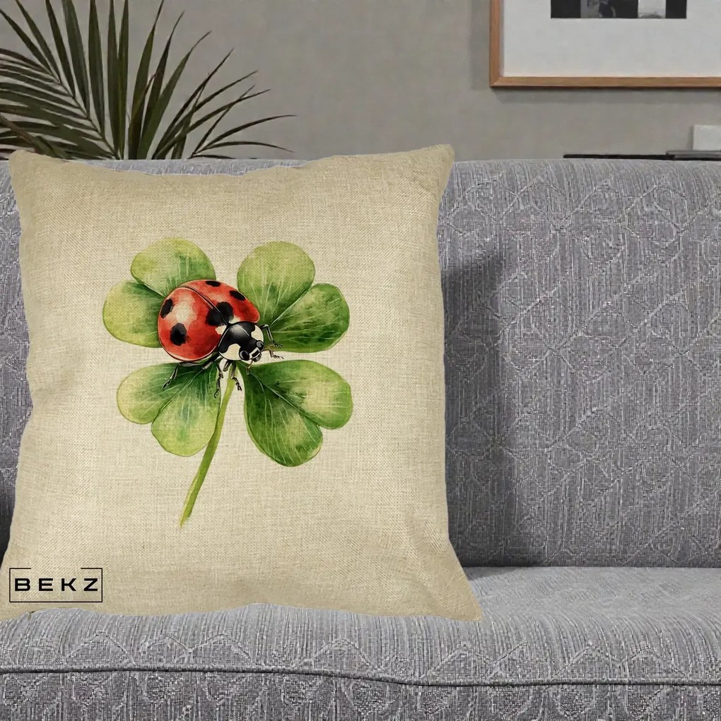 Perna Decorativa Buburuza Norocoasa pe Trifoi cu Patru Foi, 40x40 cm, Crem, Husa Detasabila, Perna Inclusa, BEKZ®