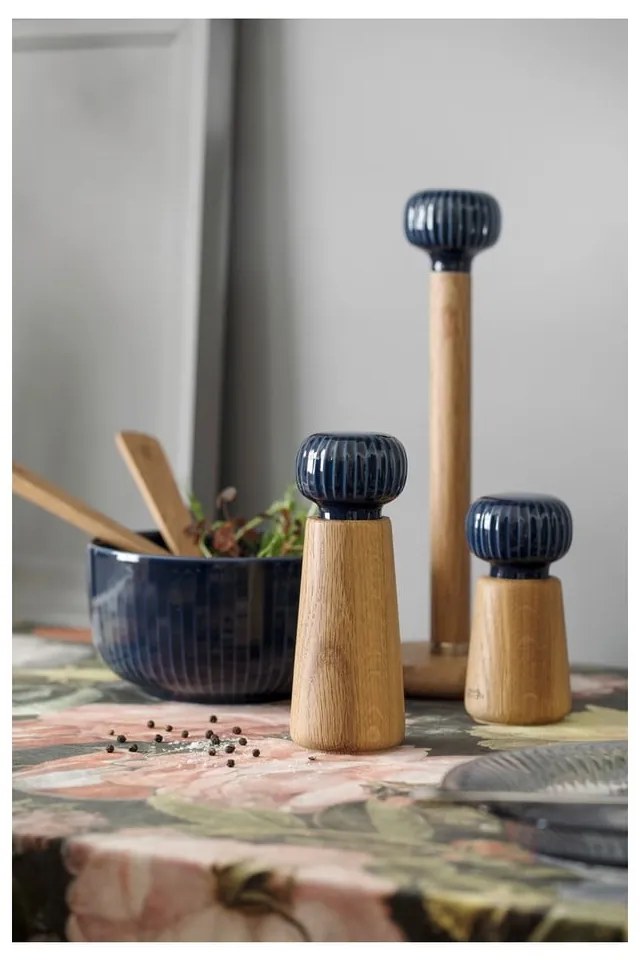 Râșniță pentru condimente din lemn de stejar cu detaliu din porțelan albastru închis Kähler Design Hammershoi, înălțime 13 cm