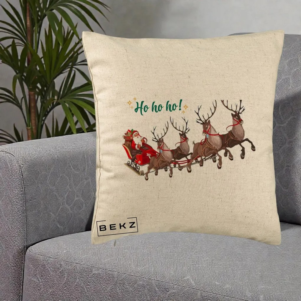 Perna Decorativa Ho Ho Ho Mos Craciun cu Sanie si Reni, 40x40 cm, Bej, Husa Detasabila, Perna Inclusa, BEKZ®