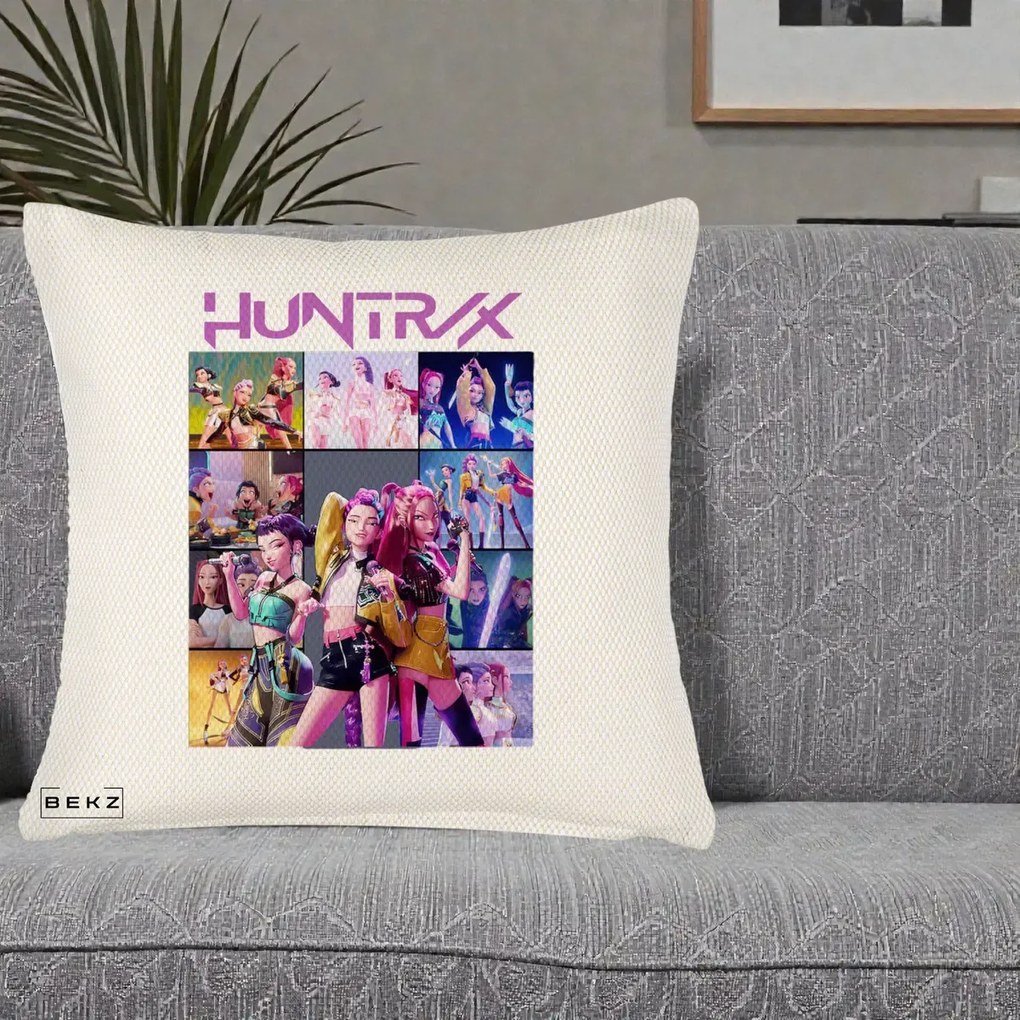 Perna Personalizata K-pop HUNTRX Colaj Animat Foto Grup, 40x40 cm, Crem Reliefat, Husa Detasabila, Perna Inclusa, BEKZ®