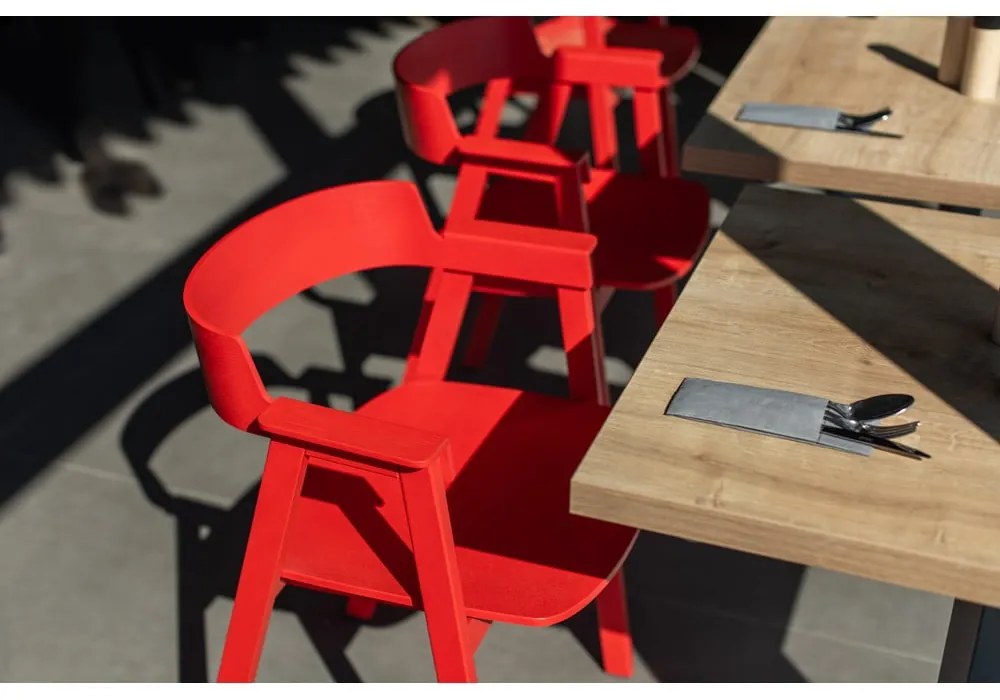 Scaun de dining roșu cu cotiere din lemn de stejar Flip – Gazzda