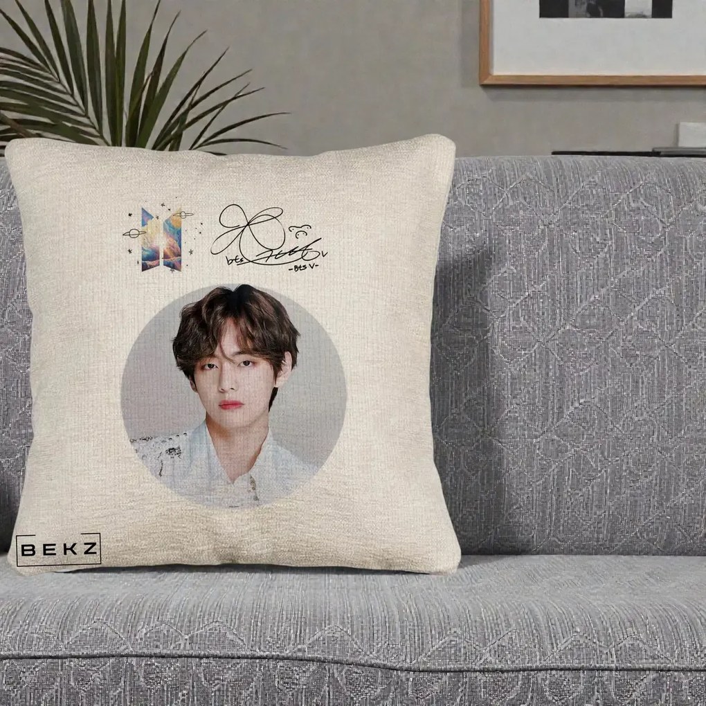 Perna Personalizata K-pop BTS V Taehyung Portret Cerc Autograf, 40x40 cm, Bej Canapea, Husa Detasabila, Perna Inclusa, BEKZ®